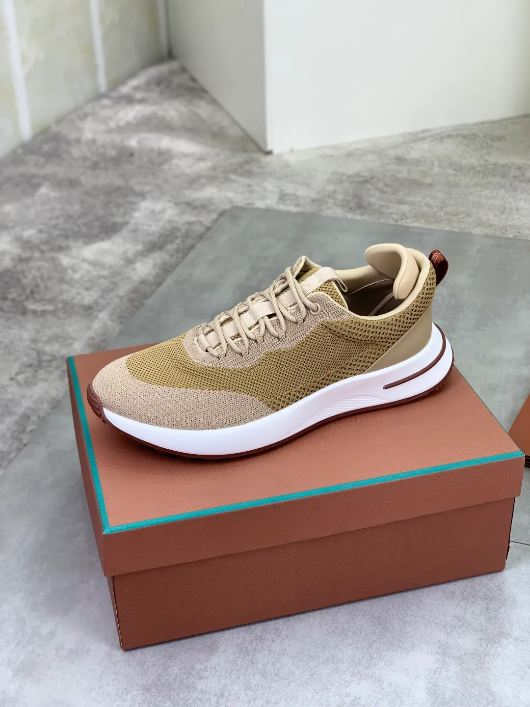 Men's men's shoes 💰P542 New style 💰High quality The latest casual shoes Loro Piana 💯Top grade💯Buy the original copy💯 Founded the existing Loro Piana company on April 24, 1924. The family has been operating for the sixth generation, providing top quality products to customers who are discerning in taste and quality. Imported original fly woven fabrics with cowhide fabric, plain calfskin lining, hand-stitched threads with cowhide feet, original packaging, high-end outsole, size: 38-46, multiple colors available, complete package